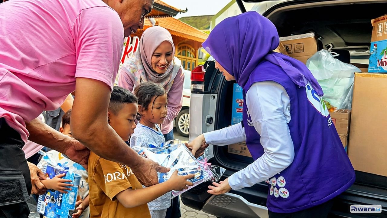 Dorong Layanan Kesehatan Mental dari Akar Rumput, Ketua TP Posyandu Surakarta Bagikan Mainan ke Anak di Posyandu Pasar Kliwon